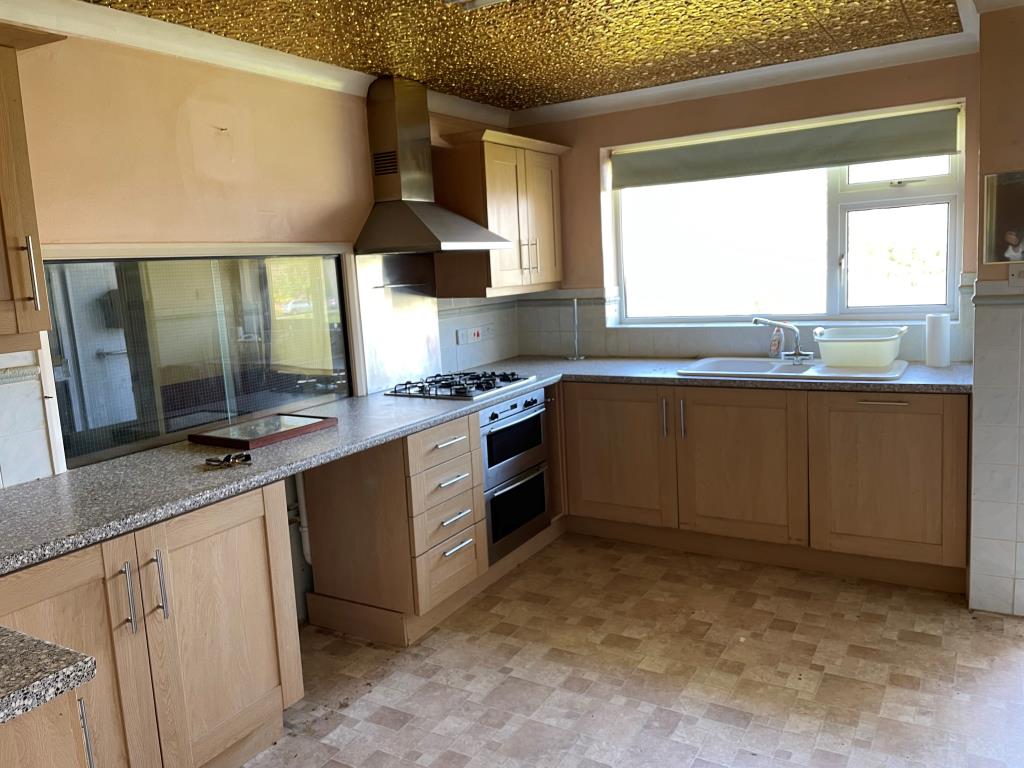 Lot: 129 - DETACHED CHALET BUNGALOW IN NEED OF UPDATING - kitchen with fitted units
